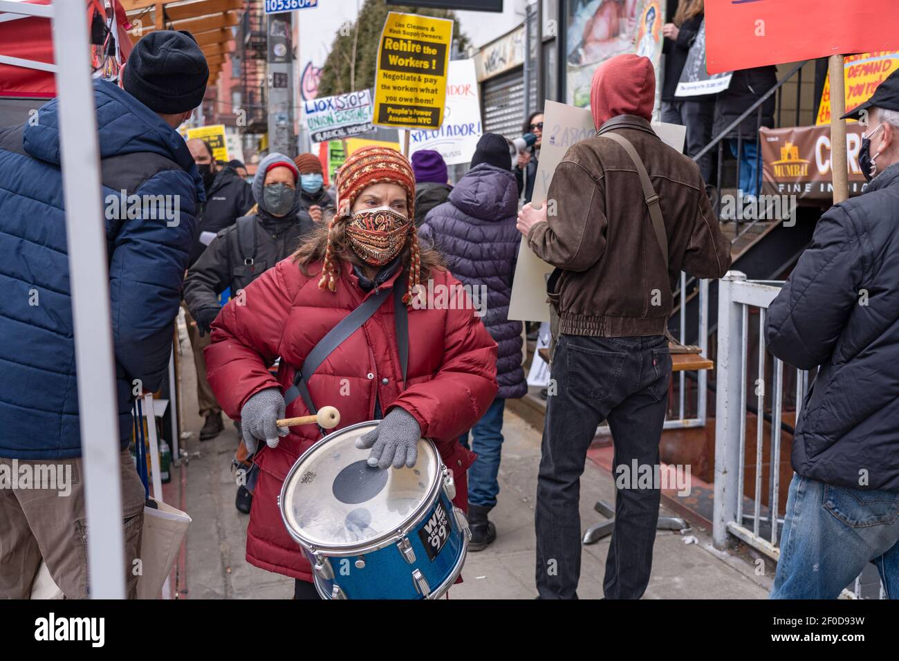 NEW YORK, NY – 6 MARS : un manifestant avec des marches de tambour sur une ligne de piquetage lors d'une manifestation des nettoyeurs Liox devant un emplacement du côté inférieur est le 6 mars 2021 à New York. Banque D'Images