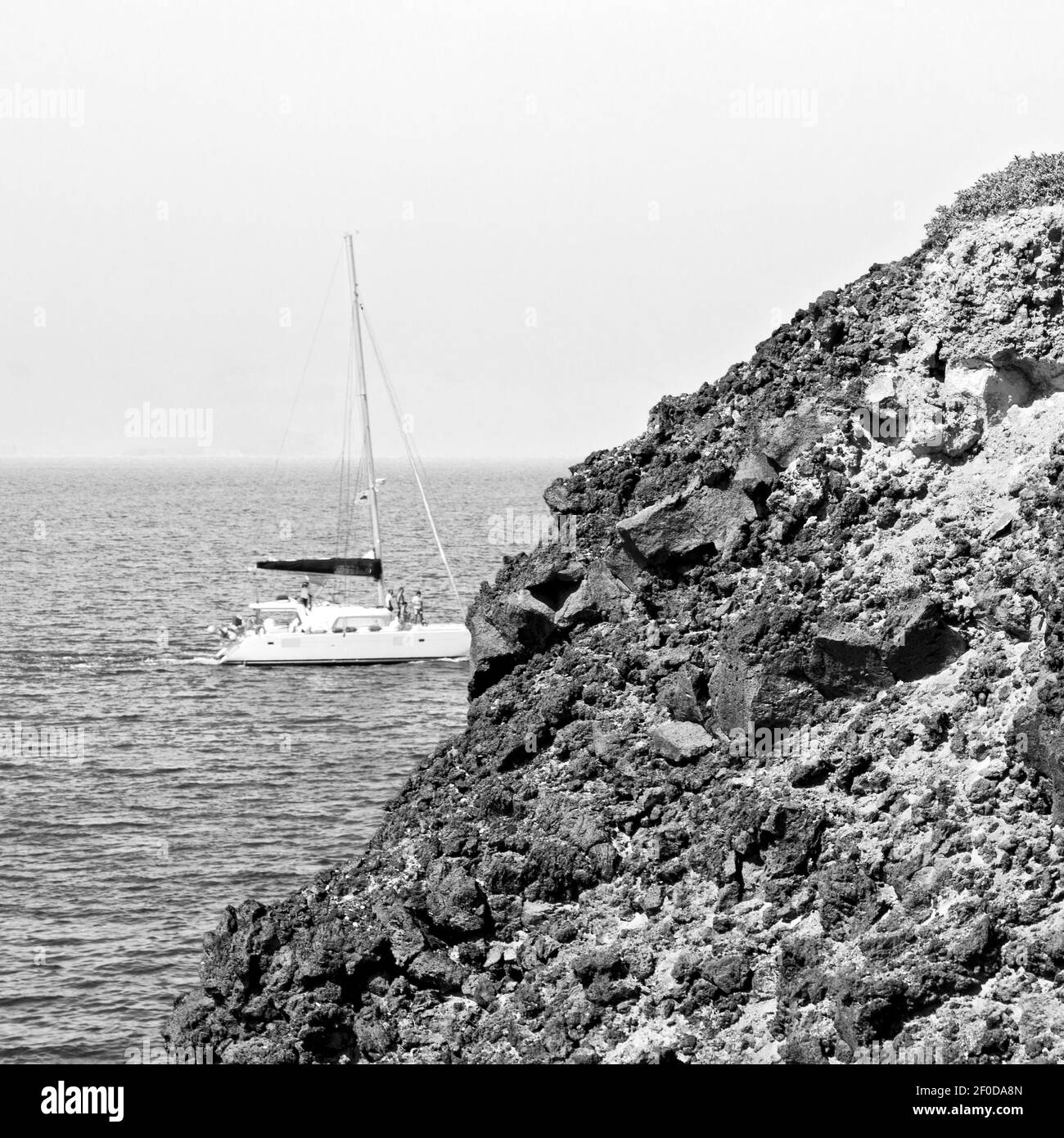 Colline et rochers sur la plage d'été en europe grèce île de santorin Banque D'Images