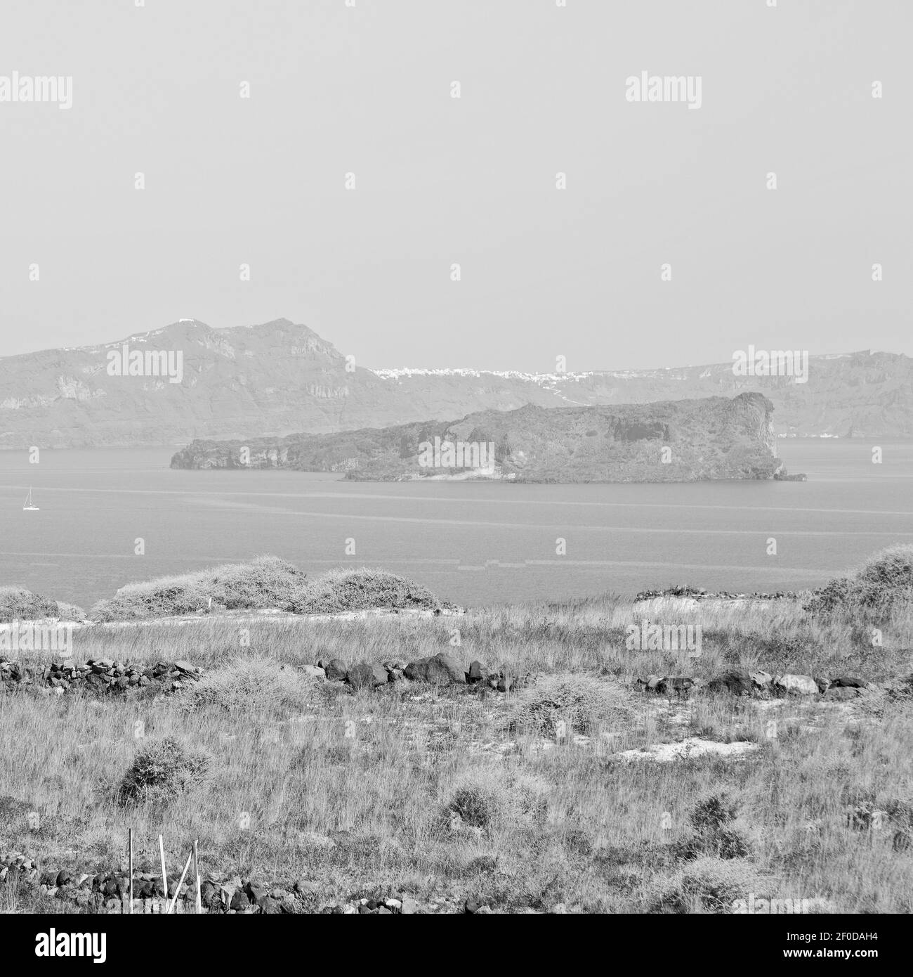 Colline et rochers sur la plage d'été en europe grèce île de santorin Banque D'Images