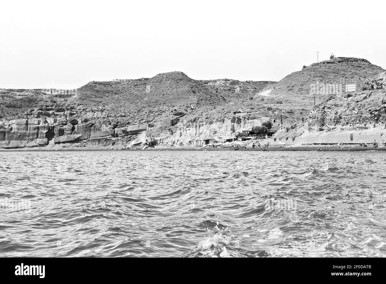Colline et rochers sur la plage d'été en europe grèce île de santorin Banque D'Images