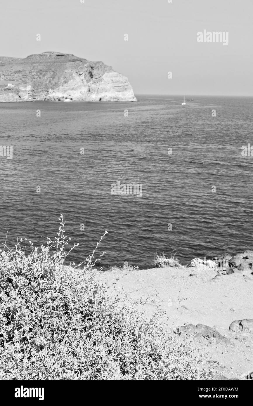 Colline et rochers sur la plage d'été en europe grèce île de santorin Banque D'Images