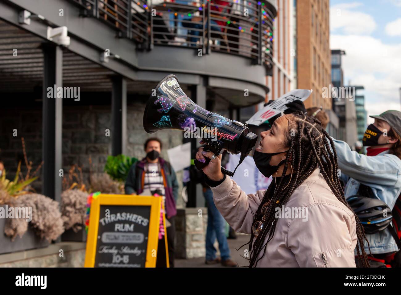 Washington, DC, Etats-Unis, 6 mars 2021. Photo : les manifestants réagissent avec colère à une femme du quai qui les moque et les immigrants en général pendant le Free Wilmer Now march. Wilmer est un demandeur d'asile souffrant d'une maladie mentale qui est en garde à VUE DEPUIS 2 ans et les manifestants exigent sa libération, craignant qu'il se nuirait à lui-même en isolement cellulaire. Crédit : Allison C Bailey/Alay Live News Banque D'Images