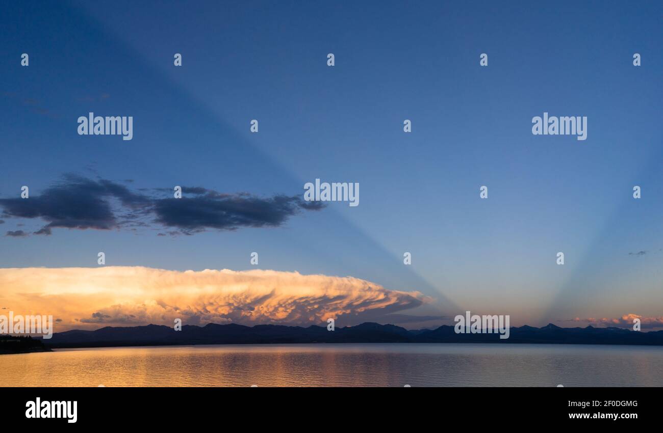 Storm Cloud Searchlight naturel Yellowstone Lake Absaroka Mountains Banque D'Images