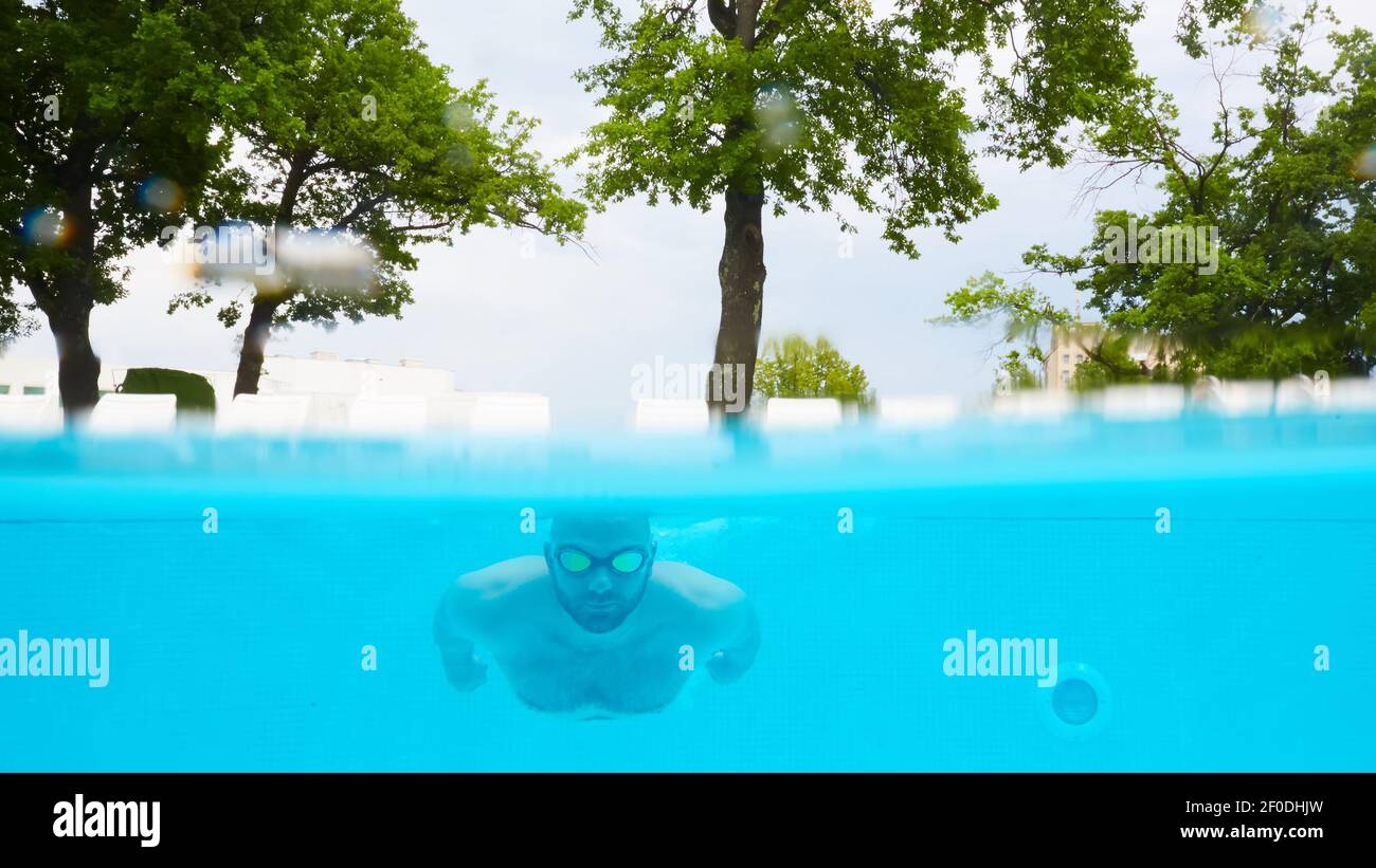 Nageur sous l'eau dans la piscine Banque D'Images