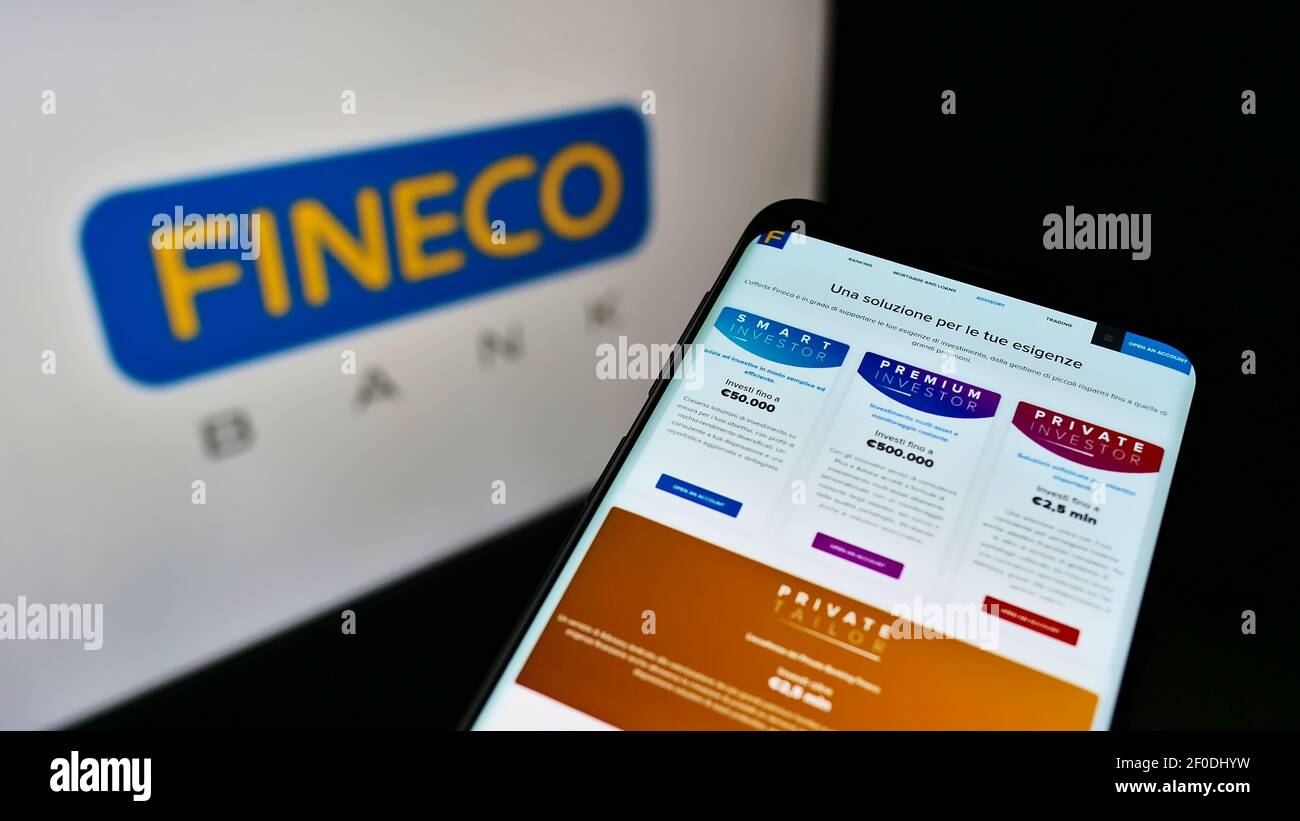 Smartphone avec le site Web de la banque italienne FinecoBank S.p.A. à l'écran devant le logo de la société. Concentrez-vous sur la partie supérieure centrale de l'écran du téléphone portable. Banque D'Images