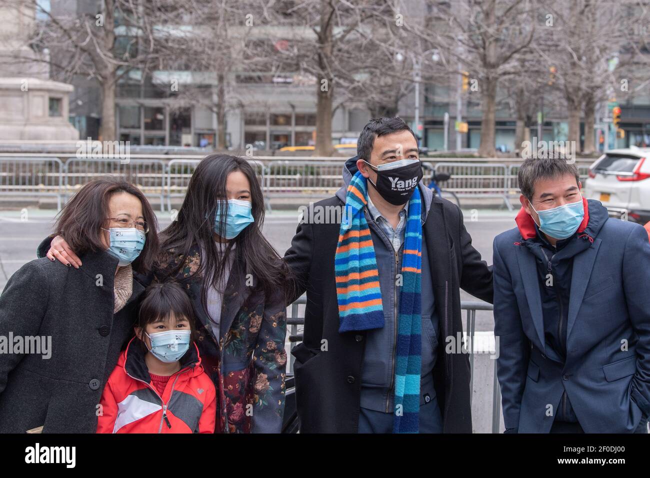 NEW YORK, NY - MARS 6: Andrew Yang pose avec des partisans dans le Columbus Circle de Manhattan le 6 mars 2021 à New York. Le candidat mayonnaise de la ville de New York, M. Andrew Yang, et les bénévoles recueillent des signatures dans le cercle Columbus de Manhattan pour être sur le scrutin primaire démocratique comme M. Yang campagne pour le maire. Banque D'Images