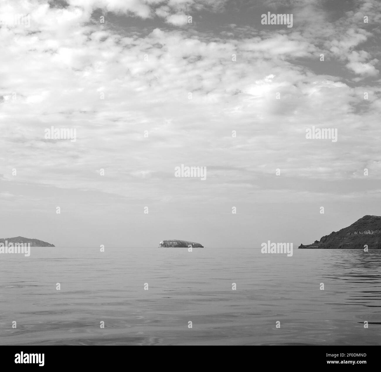 Colline et rochers sur la plage d'été en europe grèce île de santorin Banque D'Images