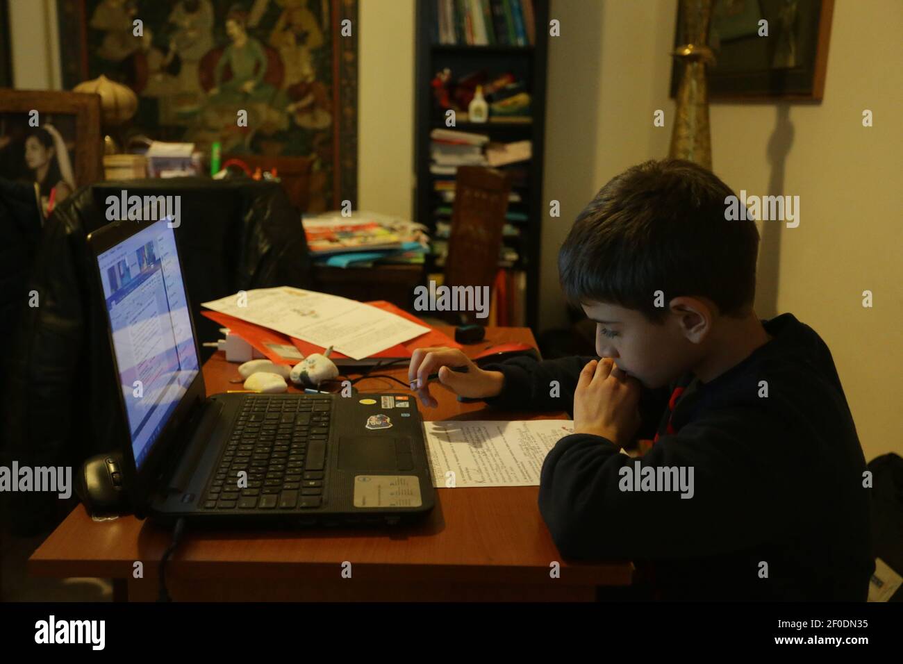 Un élève qui fait de l'enseignement à distance en Grèce. Des mesures strictes de verrouillage se poursuivront à Athènes et dans la région Attica environnante pendant une semaine de plus. Banque D'Images