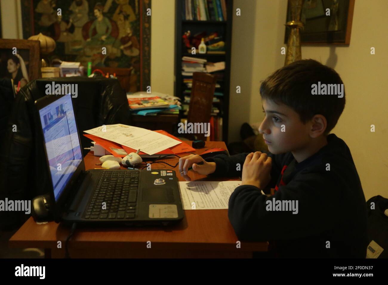 Un élève qui fait de l'enseignement à distance en Grèce. Des mesures strictes de verrouillage se poursuivront à Athènes et dans la région Attica environnante pendant une semaine de plus. Banque D'Images