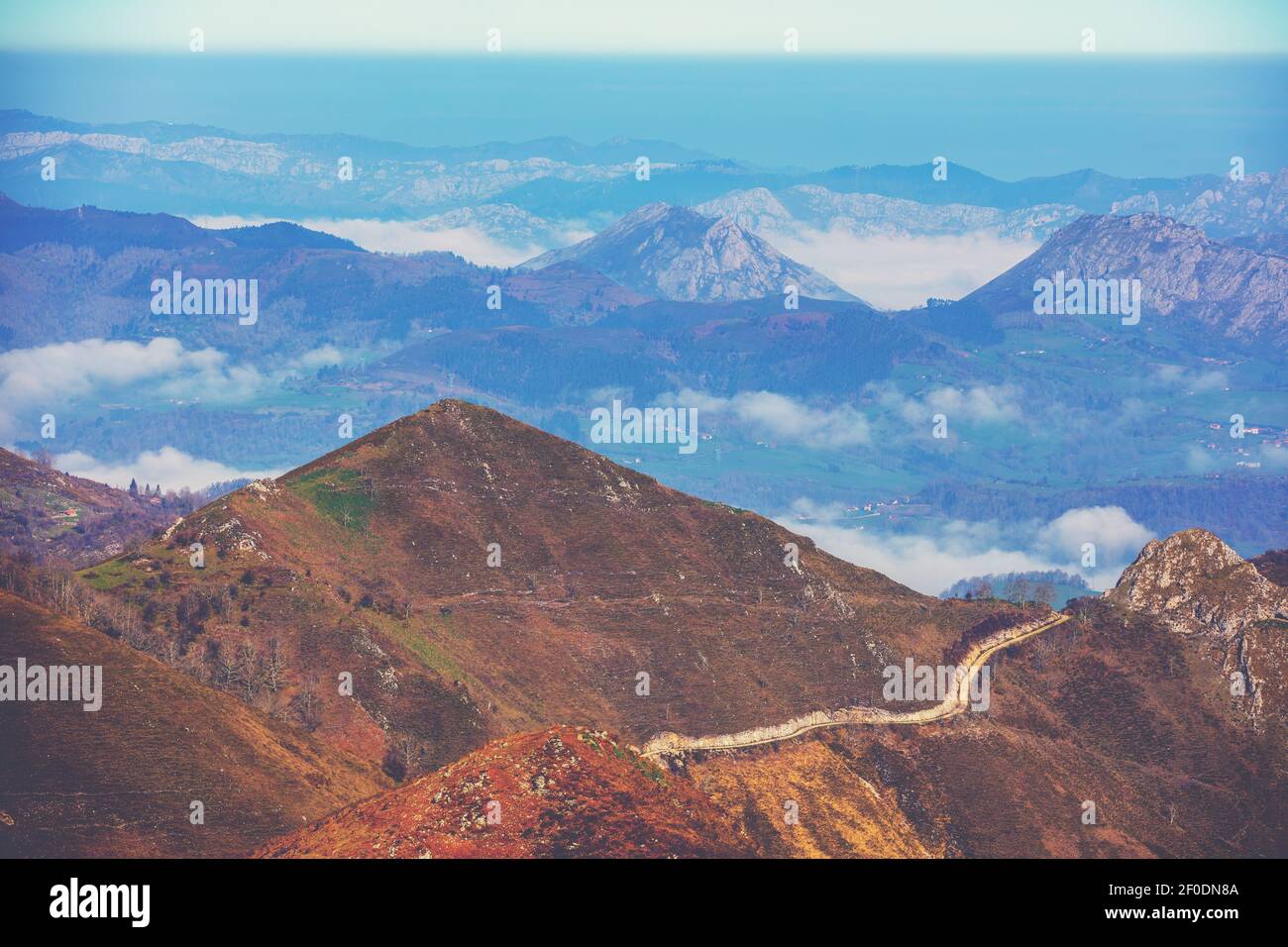 Paysage rocheux de montagne. Les montagnes Cantabriennes, parc national des Picos de Europa, Espagne Banque D'Images