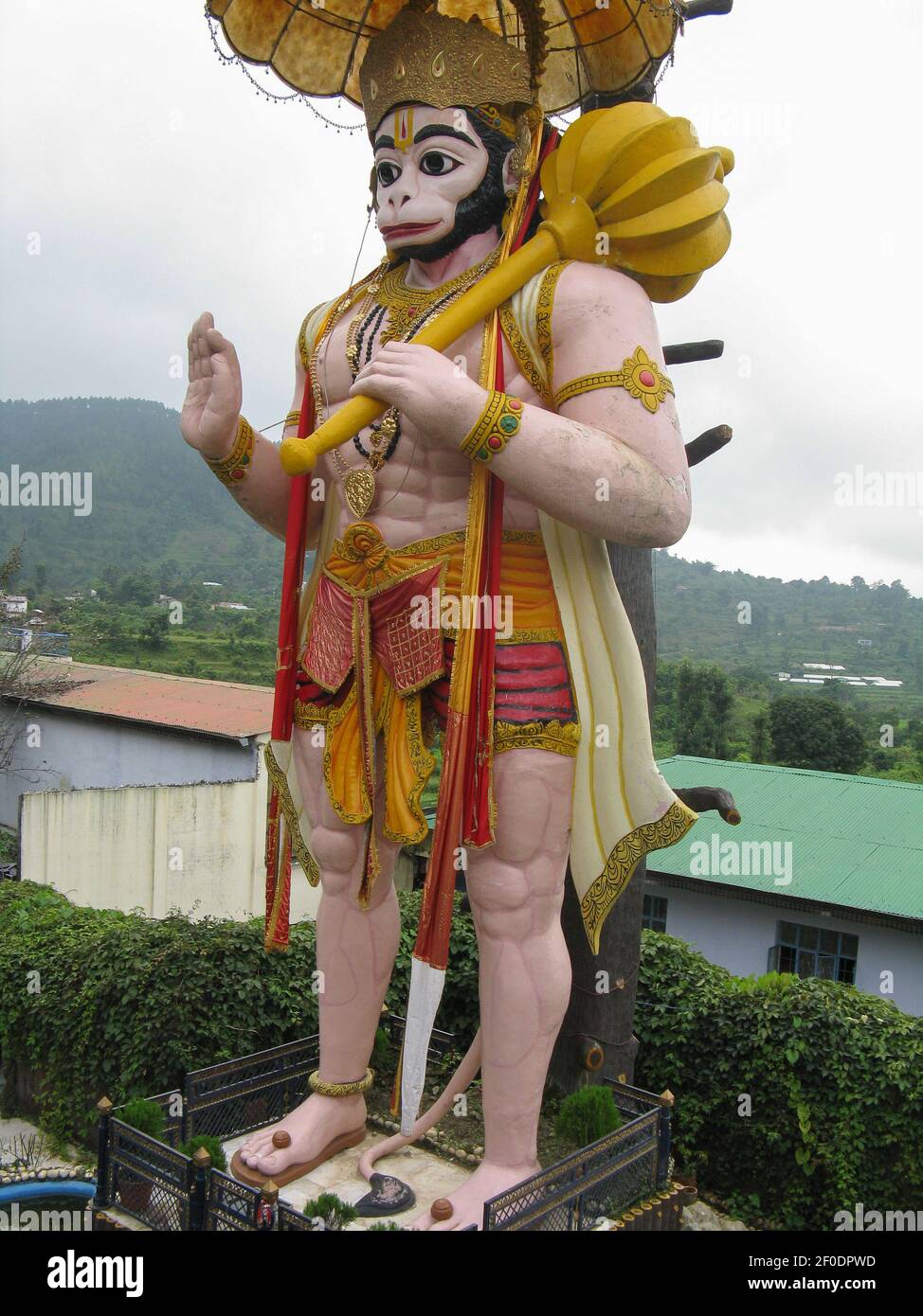 Statue de Hanuman, Dieu singe hindou, debout à un temple Dans le district de Nainital en Inde a cliqué le 30 août 2008 Banque D'Images