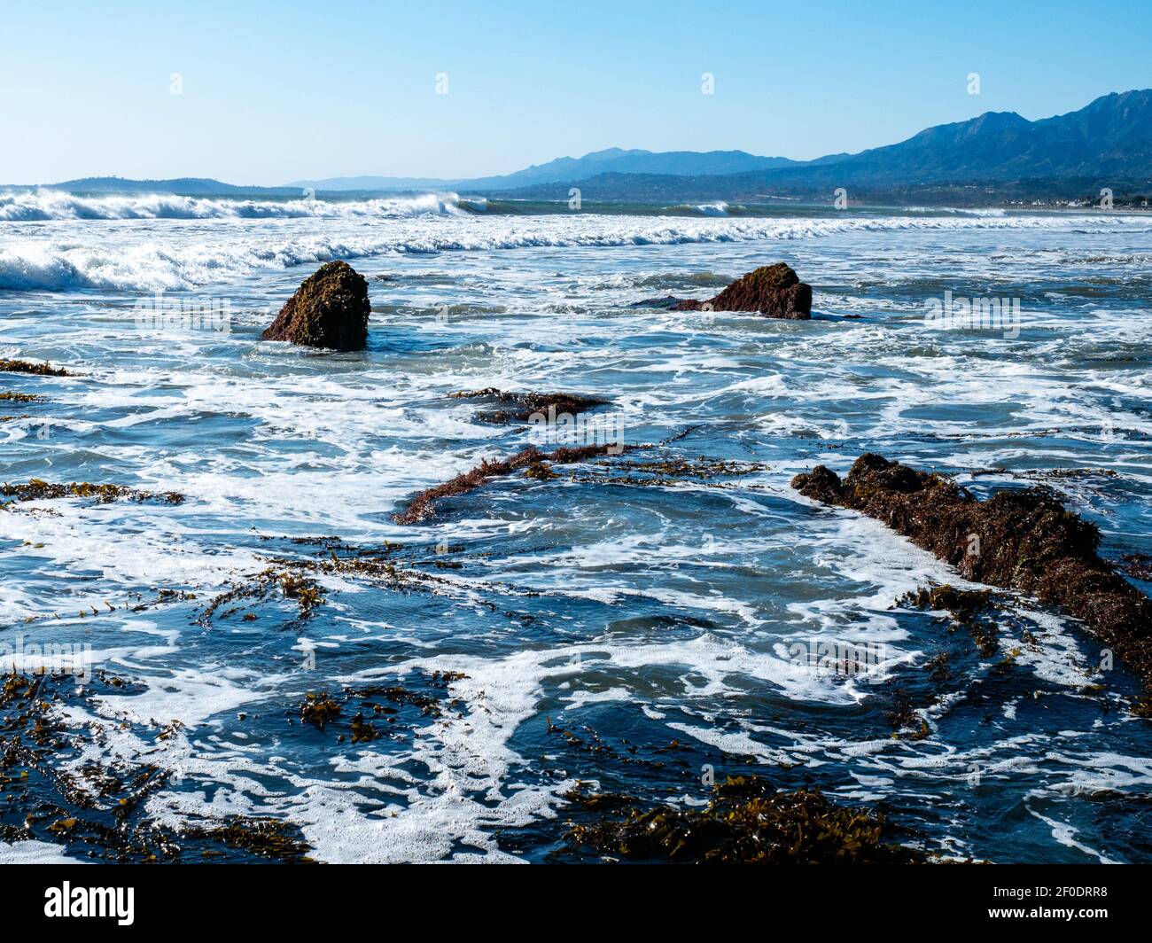 Vagues et rochers dans la zone intertidale à Tar Pits Beach à Carpinteria Californie par une journée ensoleillée. Banque D'Images
