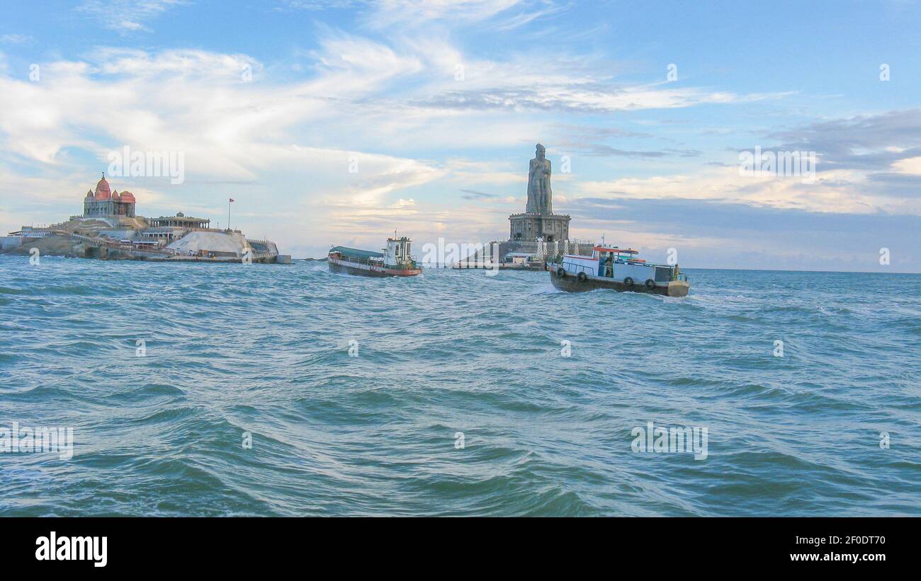 Vivekananda rock avec la statue de thiruvalluvar en Inde océan à Kanyakumari, dans le Tamil Nadu, Inde, le 23 novembre 2009 Banque D'Images