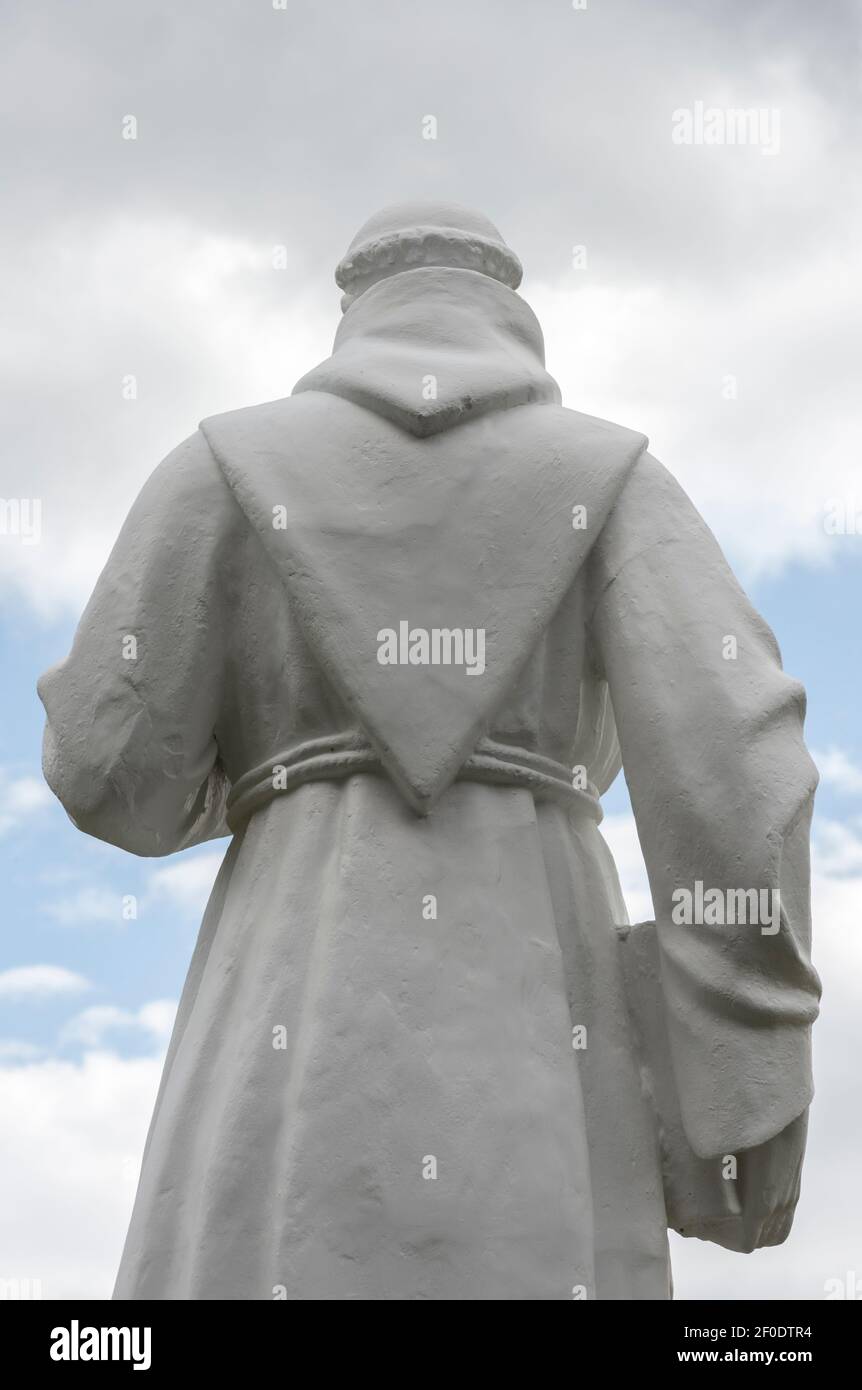 La figure religieuse statue d'un mystérieux moine Monk retour portant habit franciscain robe contre ciel dramatique. Banque D'Images
