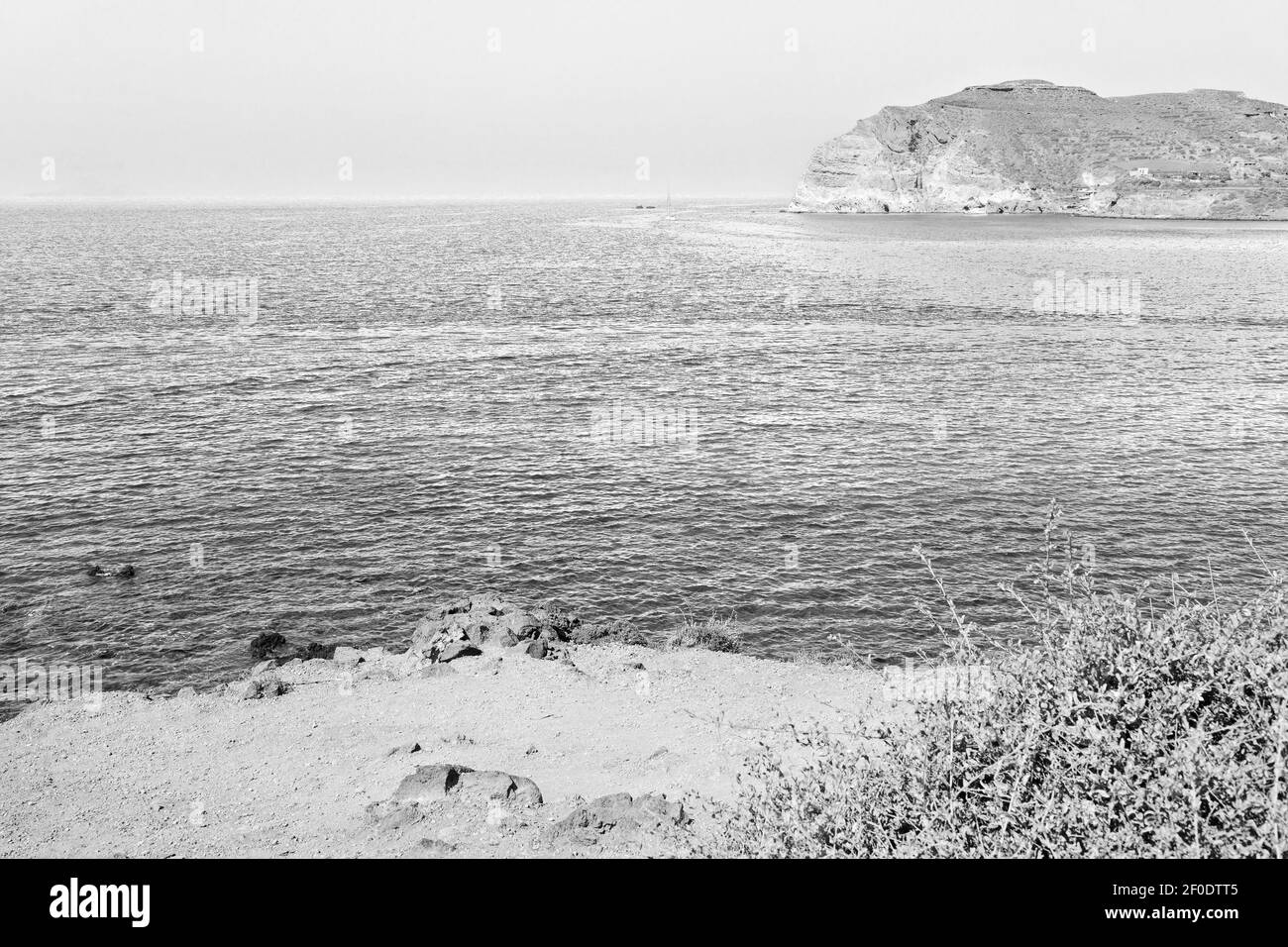 Colline et rochers sur la plage d'été en europe grèce île de santorin Banque D'Images