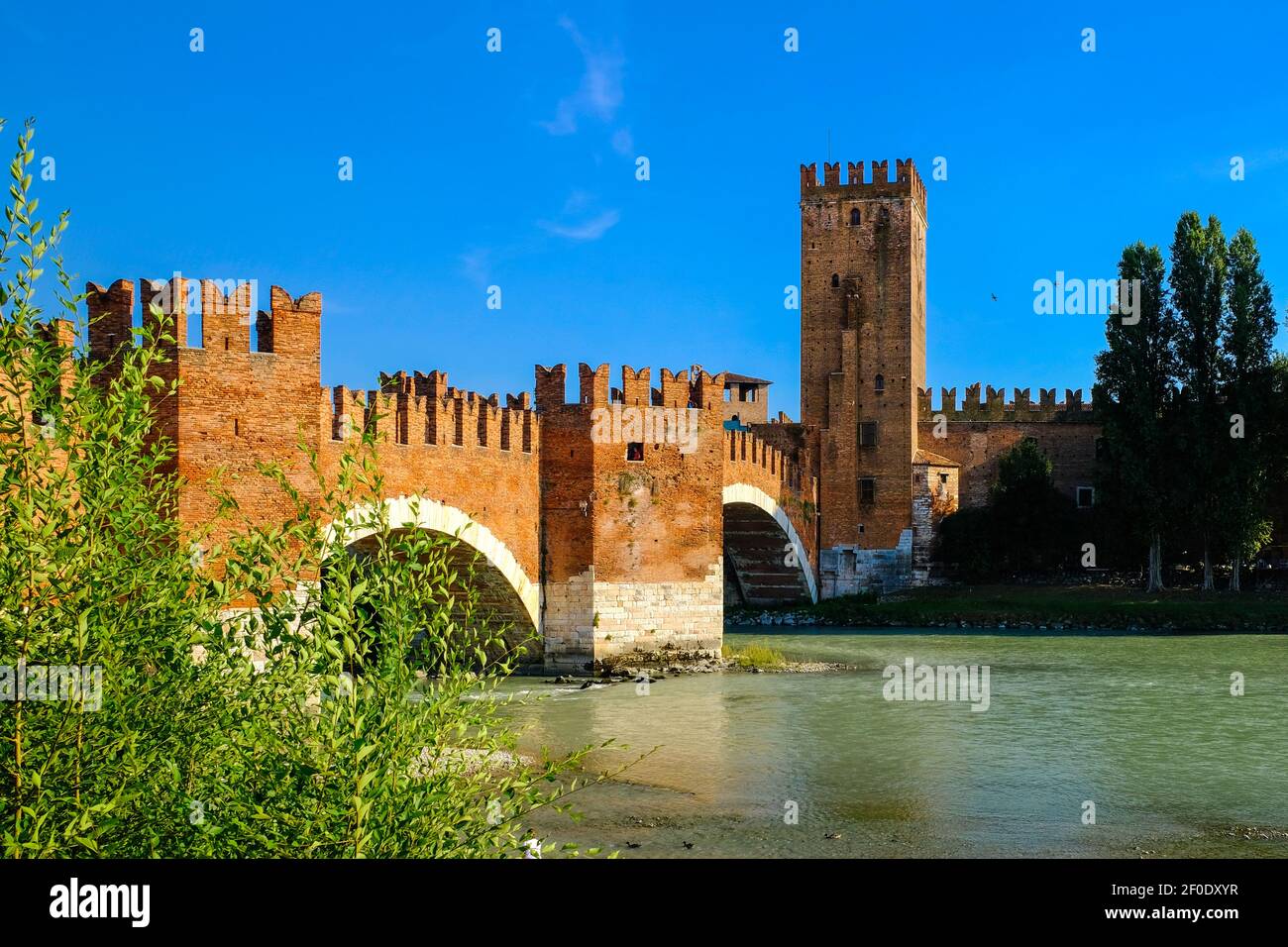 Vérone Italie: Belle vue panoramique sur le pont Ponte Scaligero et la rivière Adige. Banque D'Images