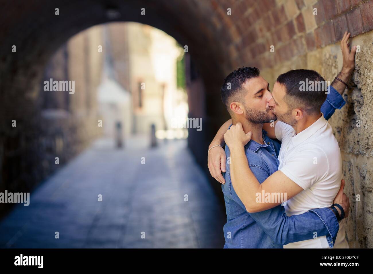 Couple gay embrassant dans un moment romantique à l'extérieur Banque D'Images