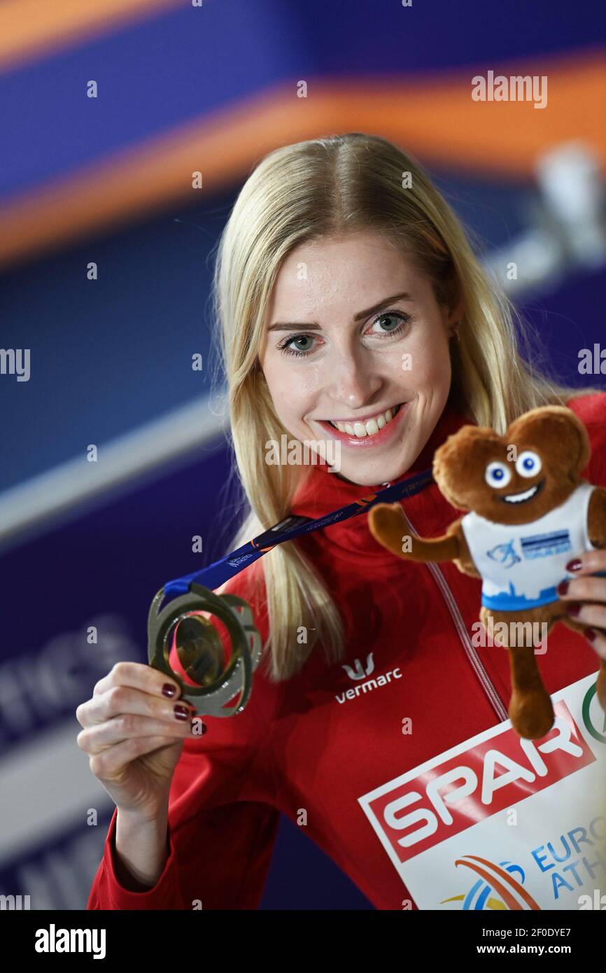 Elise Vanderelst, Belgique, célèbre sur le podium après avoir remporté la course féminine de 1500m aux championnats européens d'athlétisme en salle, à Torun, en Pologne Banque D'Images