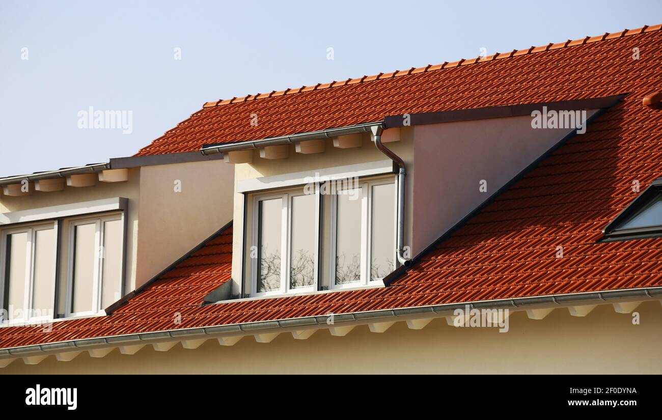 Grand dortoir sur un toit nouvellement carrelé Banque D'Images