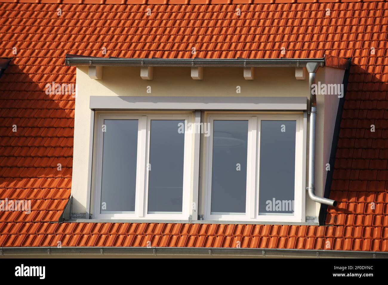 Grand dortoir sur un toit nouvellement carrelé Banque D'Images