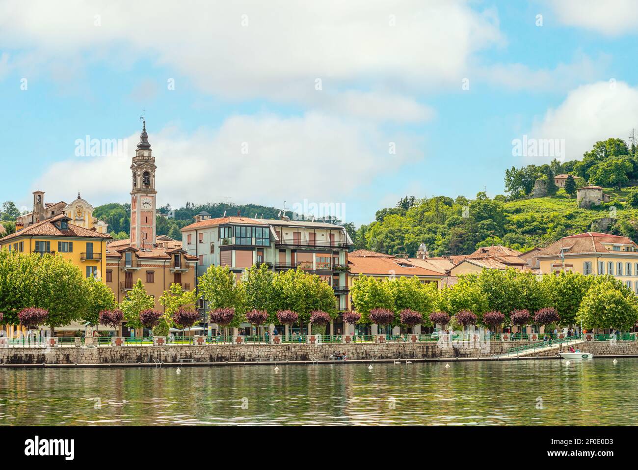 Front de mer d'Arona à Lago Maggiore, Lombardie, Italie, vu du lac Banque D'Images