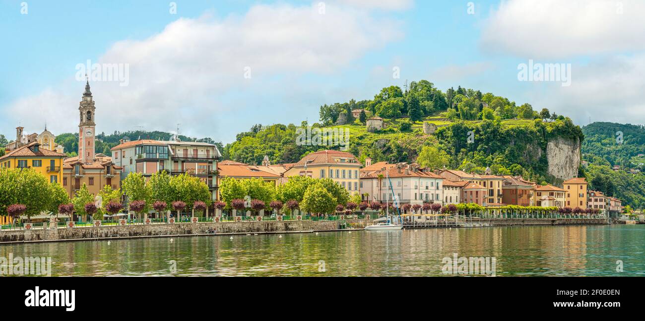 Front de mer d'Arona à Lago Maggiore, Lombardie, Italie, vu du lac Banque D'Images