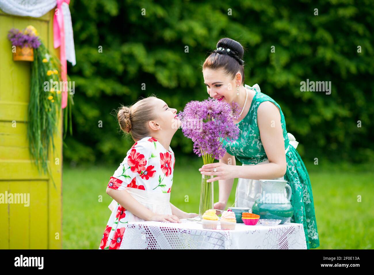Mère et fille cupcakes cuisine Banque D'Images