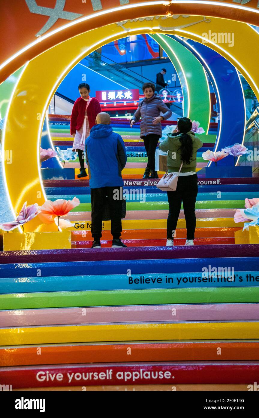 Posé dans un tunnel coloré pour la Journée des femmes dans le Super Brand Mall de Shanghai à Lujiazui, district de Pudong, Chine. Banque D'Images