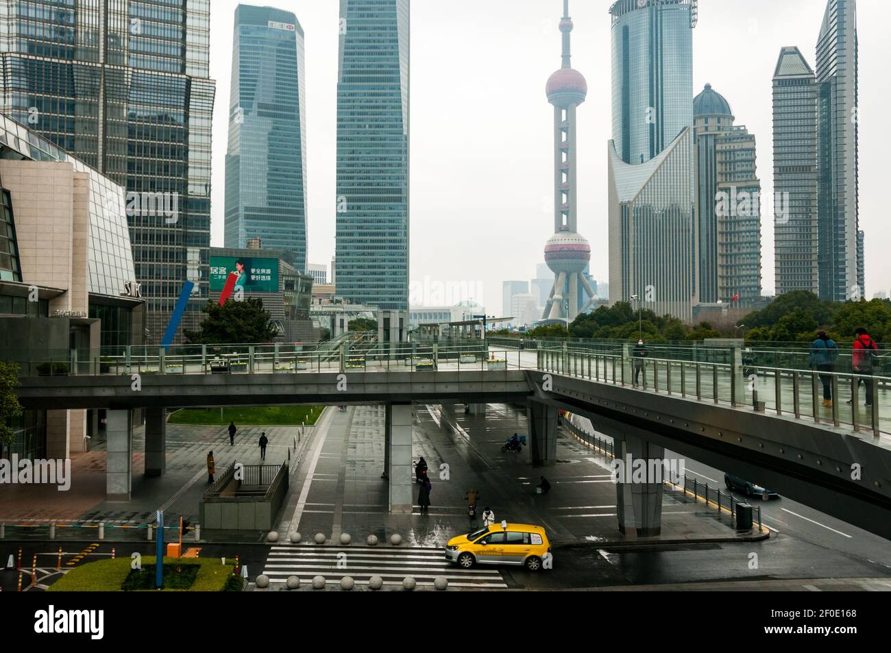 Vue depuis la passerelle près du Centre financier mondial de Shanghai en direction de la Tour Perle orientale dans le quartier de Lujiazui, Pudong, Chine on Banque D'Images