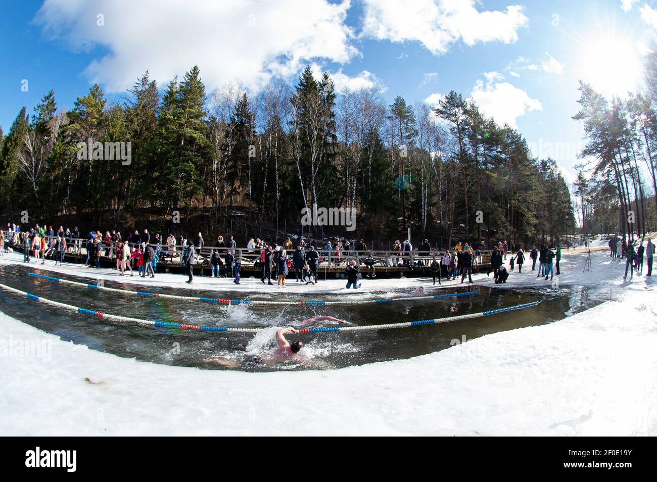 Vilnius, Lituanie. 6 mars 2021. Les nageurs participent à une course de natation d'hiver sur le lac vert à Vilnius, en Lituanie, le 6 mars 2021. Une course de natation d'hiver de 25 mètres a eu lieu ici samedi. Credit: Alfredas Pliadis/Xinhua/Alamy Live News Banque D'Images