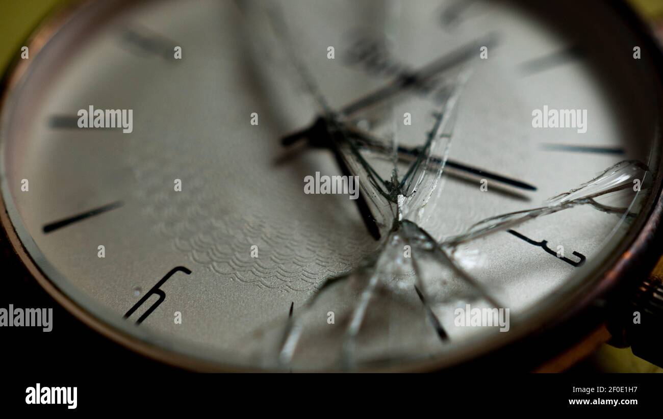 Vieille montre avec verre cassé. Horloge cassée. Concept de temps Photo  Stock - Alamy