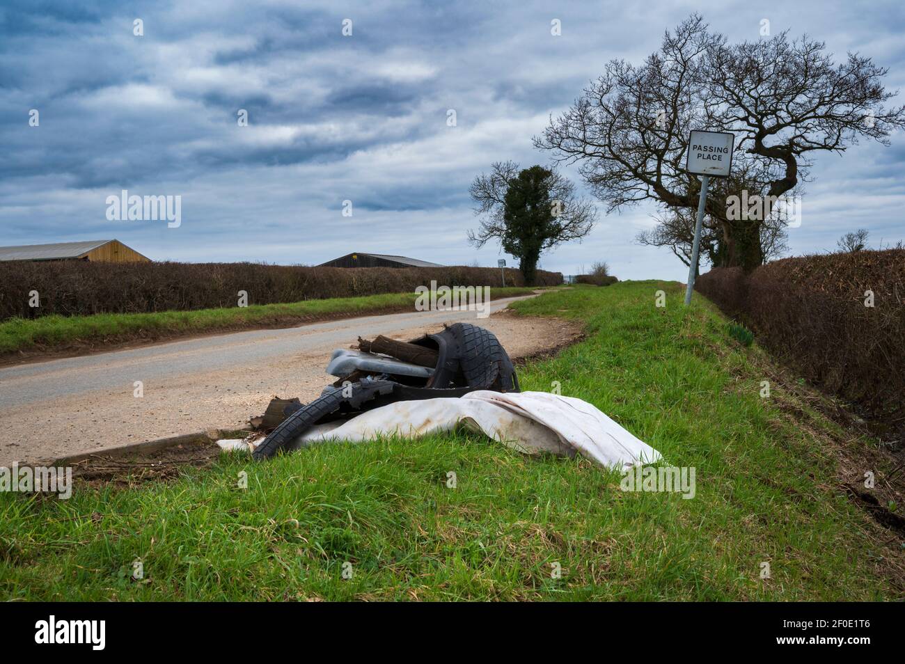 Leicestershire, Angleterre, Royaume-Uni – le vol-pourboires illégaux sur une route à voie unique isolée à un endroit de passage Banque D'Images