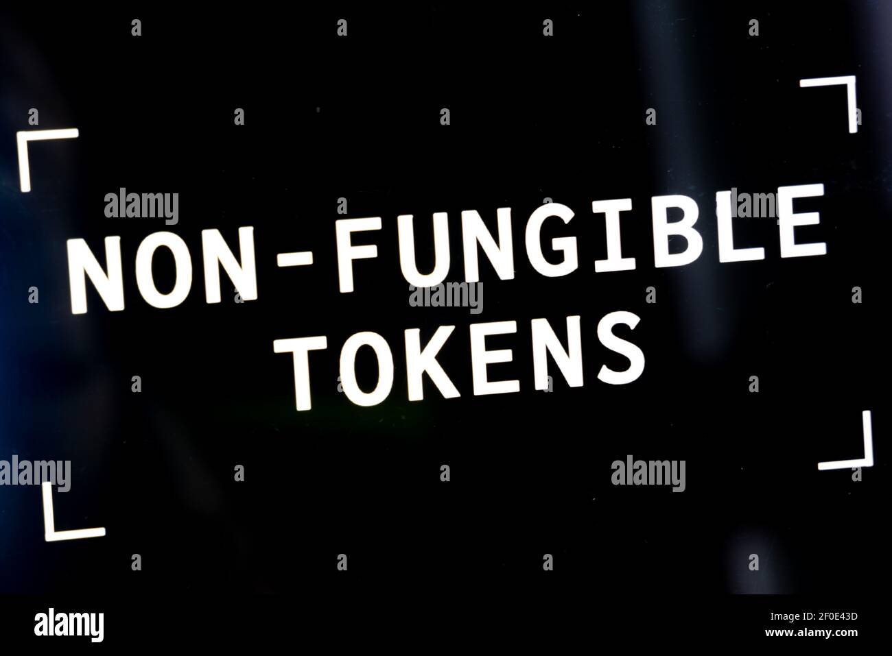 Inscription de jetons non fongibles NFT sur fond noir. Un jeton non fongible (NFT) est un type spécial de jeton cryptographique qui représente unique Banque D'Images