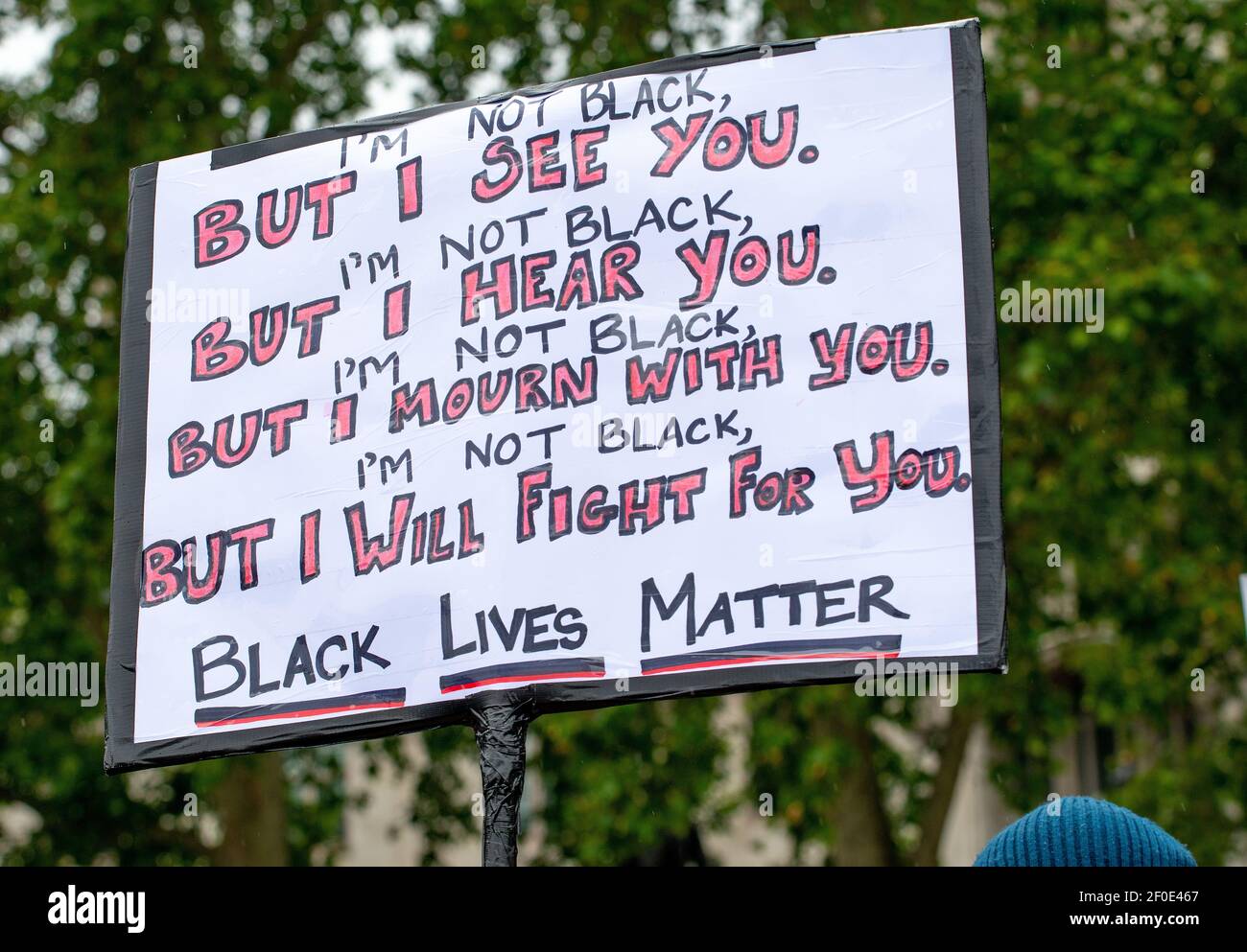 Des panneaux et des bannières de campagne anti-racisme à la manifestation Black Lives Matter à Parliament Square, Londres, Angleterre. Banque D'Images