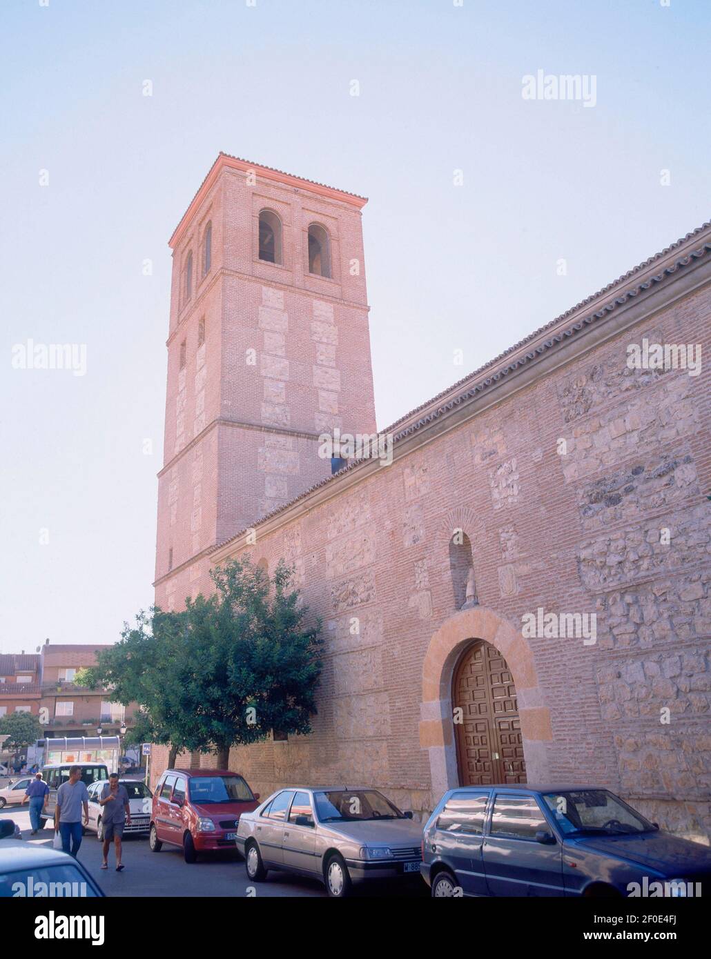 IGLESIA PARROQUIAL - FACHADA MÉRIDIONAL Y TORRE CAMPANARIO. LIEU: IGLESIA DE SAN VICENTE MARTIR. PARACUELLOS DEL JARAMA. MADRID. ESPAGNE. Banque D'Images