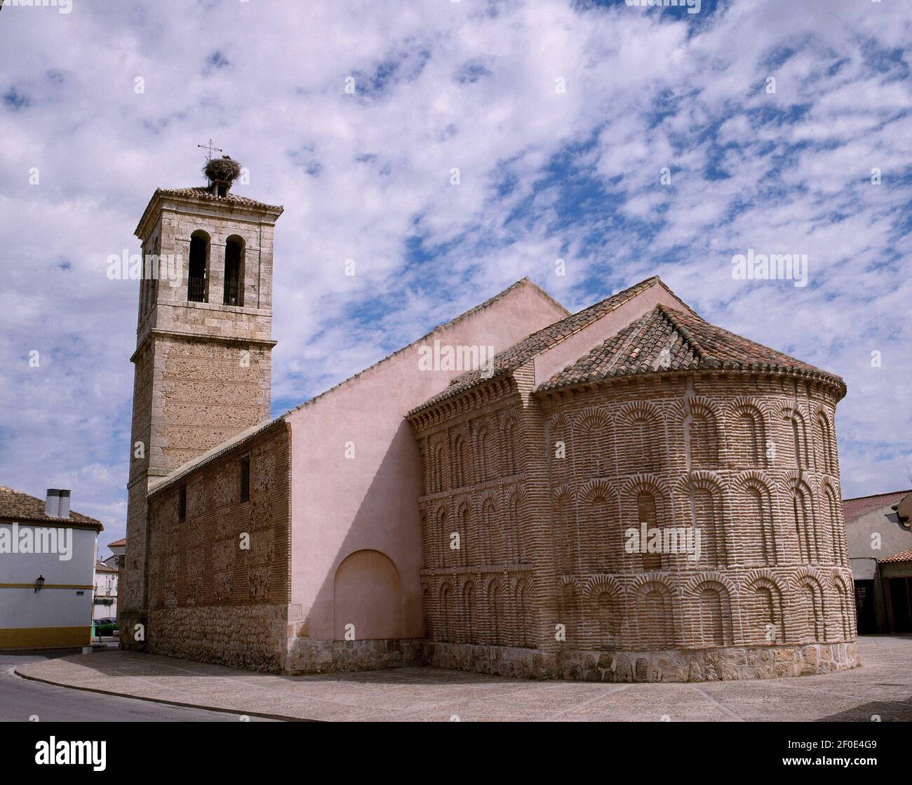 VISTA DEL ABSIDE Y DE LA TORRE CAMPANARIO. Emplacement : ST. ÉGLISE DE PIERRE. CAMARMA DE ESTERUELAS. MADRID. ESPAGNE. Banque D'Images