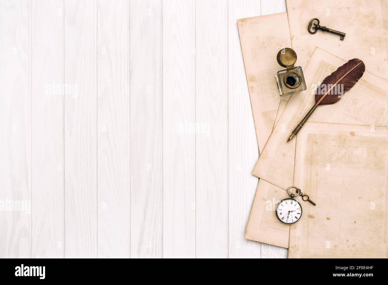 Flat Lay utilisé papier accessoires vintage. Gabarit en bois clair Banque D'Images