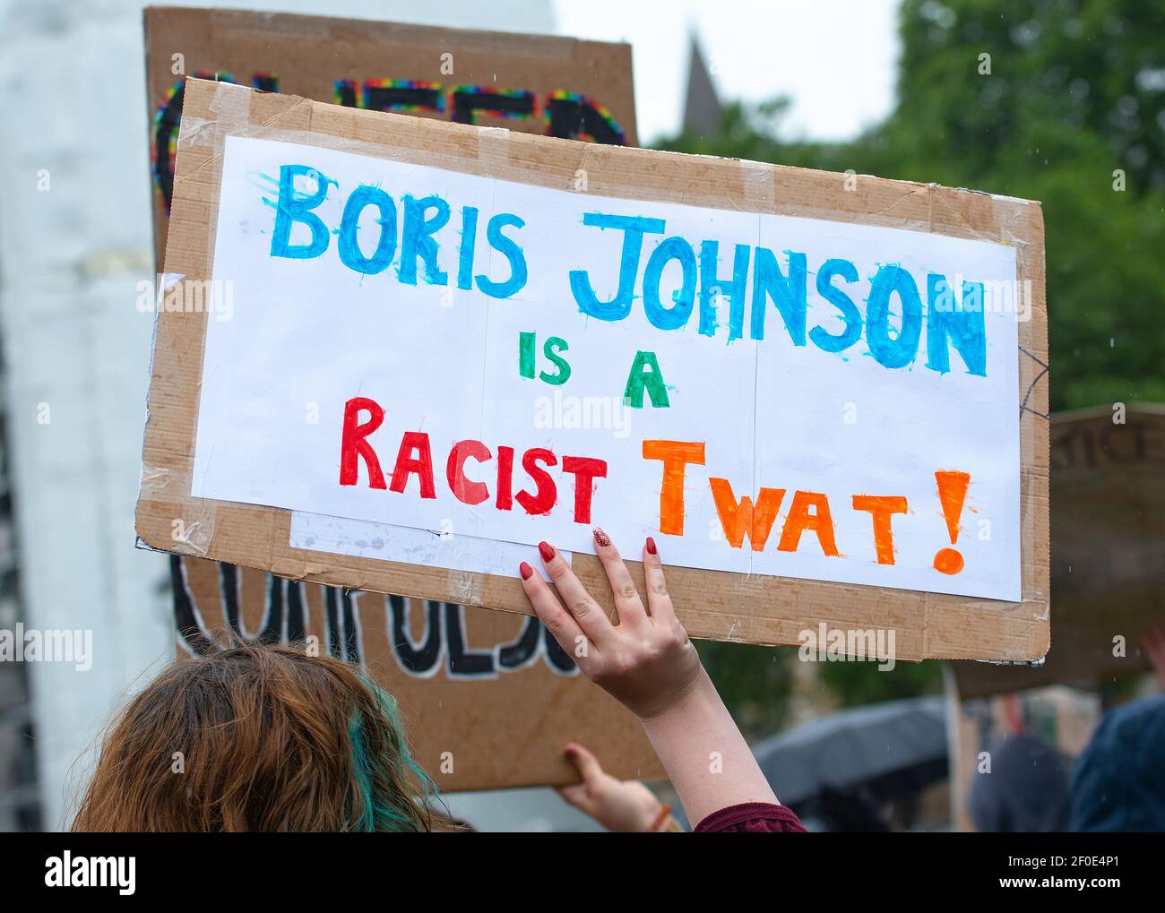 Des panneaux et des bannières de campagne anti-racisme à la manifestation Black Lives Matter à Parliament Square, Londres, Angleterre. Banque D'Images