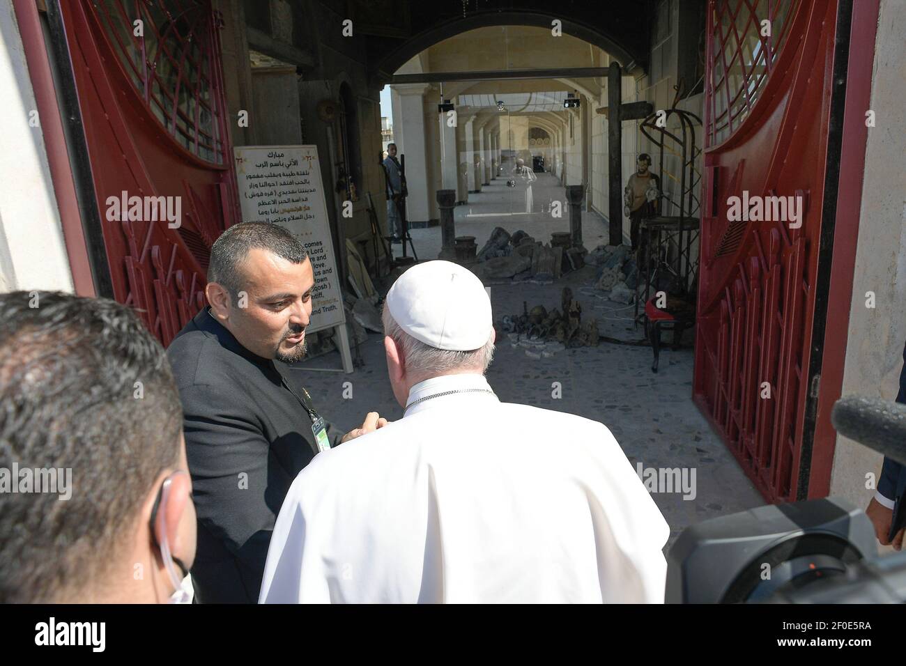 Ninive, Irak. 07e mars 2021. Mars 7.2021 : le pape François durend la visite au Churh catholique syriaque de l'Immaculée conception ( al-Tahira-l-Kubra ), tn la ville majoritairement chrétienne de Quaraqosh (Baghdeda ), dans la province de Ninive, Irak crédit: Agence de photo indépendante/Alamy Live News Banque D'Images