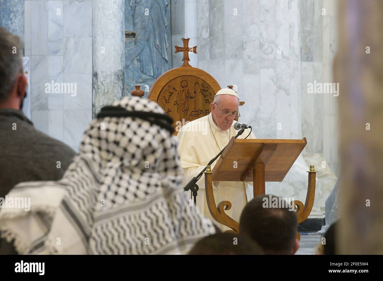 Ninive, Irak. 07e mars 2021. Mars 7.2021 : le pape François durend la visite au Churh catholique syriaque de l'Immaculée conception ( al-Tahira-l-Kubra ), tn la ville majoritairement chrétienne de Quaraqosh (Baghdeda ), dans la province de Ninive, Irak crédit: Agence de photo indépendante/Alamy Live News Banque D'Images