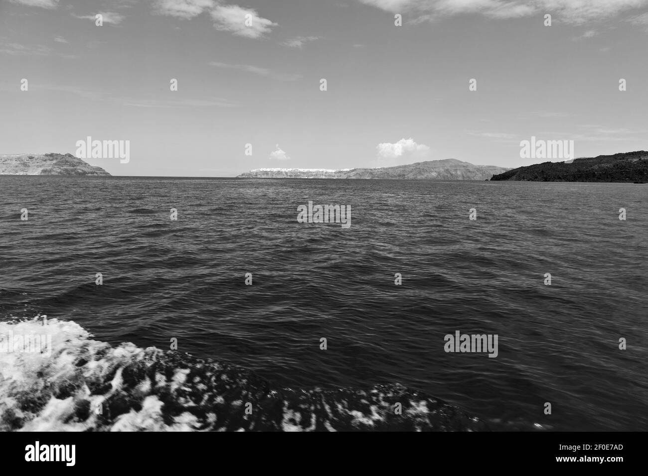 Voile près de la colline et des rochers sur la plage d'été à europe grèce île de santorin Banque D'Images