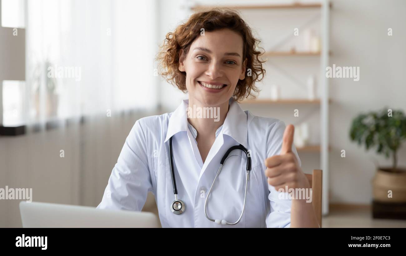 Portrait de femme souriante médecin montrer le pouce vers le haut Banque D'Images