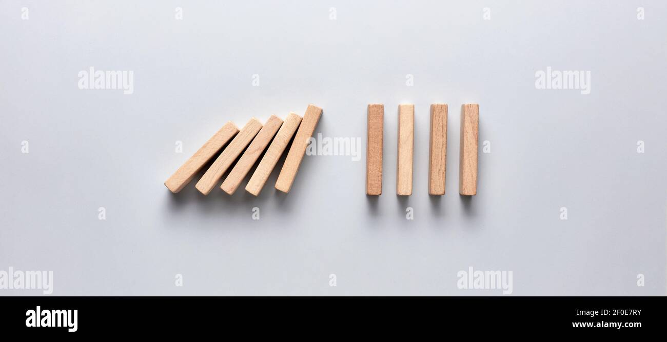 Concept d'effet Domino sur fond gris Banque D'Images