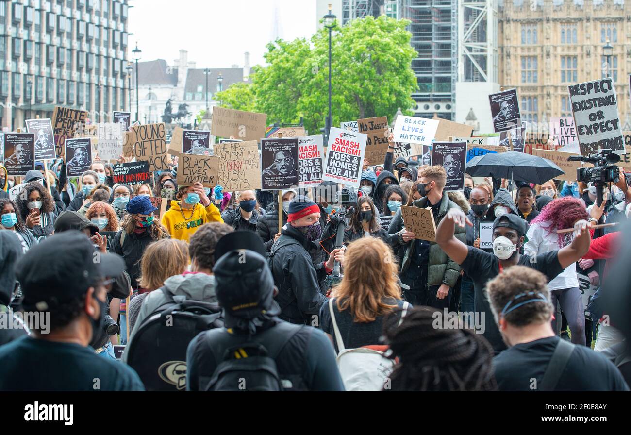 Des militants anti-racisme ont fait des signes lors de la manifestation Black Lives Matter à Parliament Square, Londres, Angleterre. Banque D'Images