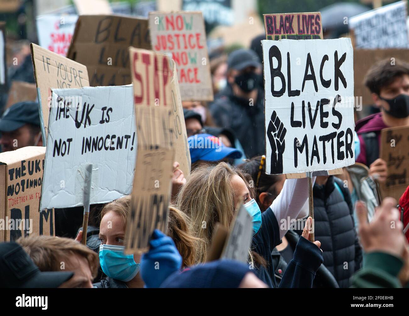 Des militants anti-racisme ont fait des signes lors de la manifestation Black Lives Matter à Parliament Square, Londres, Angleterre. Banque D'Images