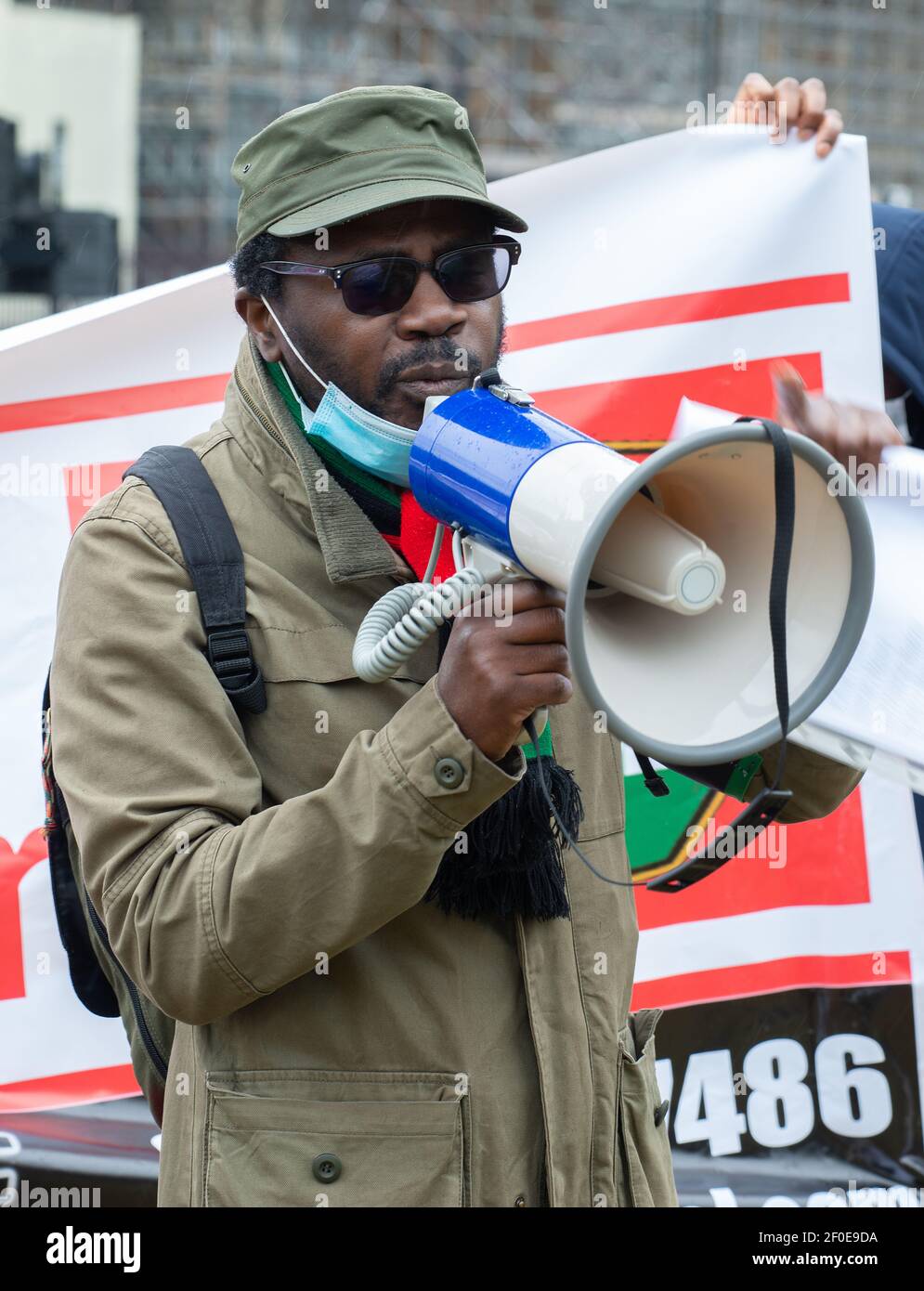 BLM soutient le mégaphone lors de la manifestation Black Lives Matter, à la place du Parlement, à Londres, en signe de protestation contre la récente brutalité policière aux États-Unis. Banque D'Images