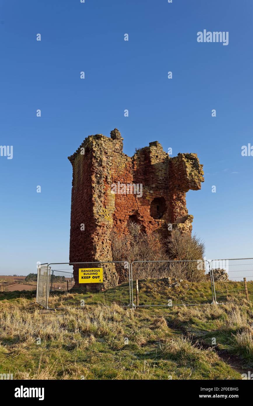 Les vestiges de l'ancien vestige du château rouge à la baie de Lunan, récemment clôturés par le conseil local car il est en danger imminent de s'effondrer. Banque D'Images