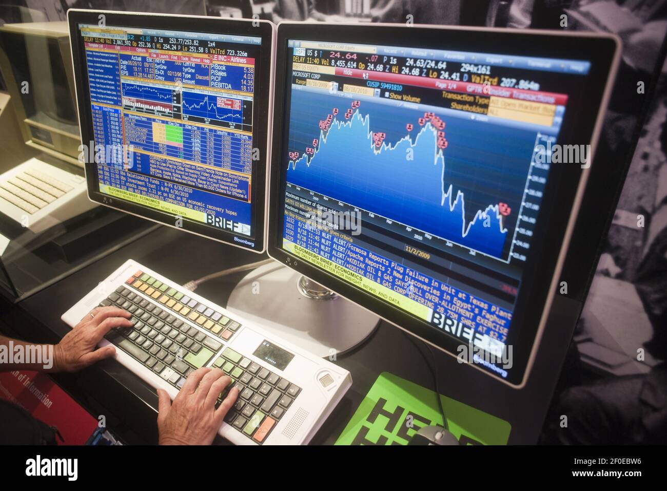 Un terminal de données financières Bloomberg LP Photo Stock - Alamy
