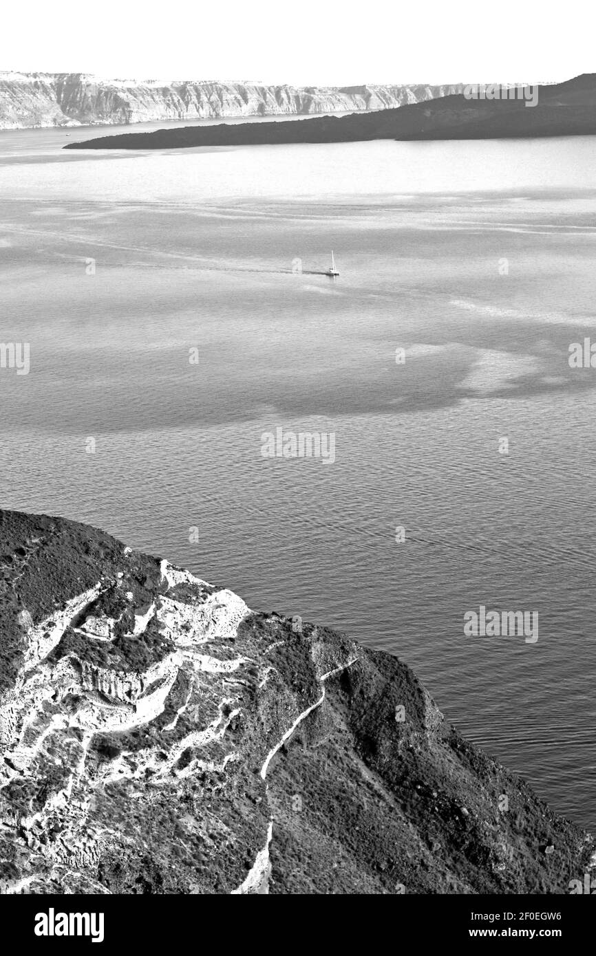 Colline et rochers sur la plage d'été en europe grèce île de santorin Banque D'Images