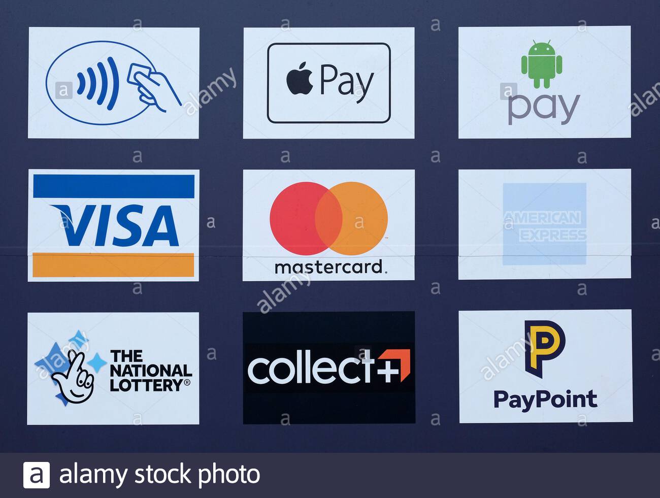 Options de paiement par carte acceptées, affichées à l'extérieur d'un magasin de proximité Banque D'Images